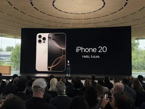 Viewing Tim Cook Announcing New Device from Apple Park sample image
